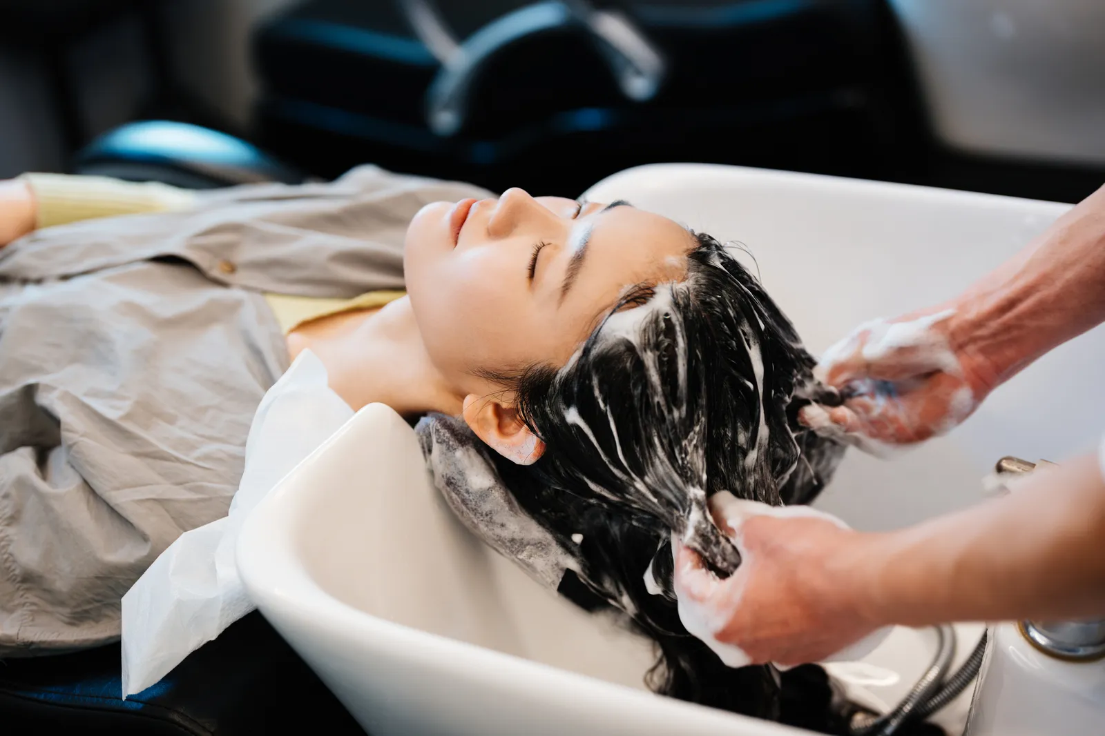 Không có tiền cấy tóc, chị em áp dụng kiểu gội đầu "sandwich" giúp tóc dày bồng bềnh, óng mượt như bước ra từ salon - 1