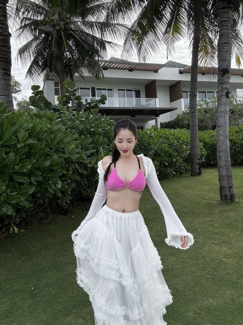 Giảm 16kg sau sinh, mỹ nhân có vòng 1 đẹp nhất làng hài hiếm hoi mặc bikini để lộ vóc dáng thực - 1