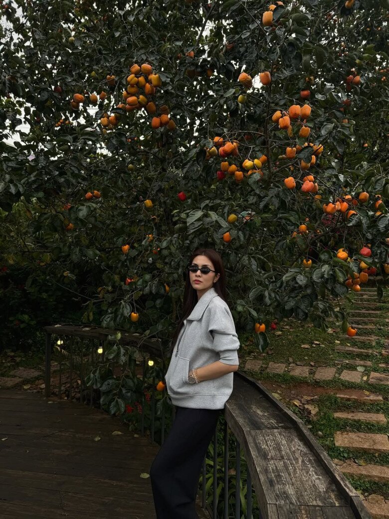 Thế nào là đỉnh cao phối đồ? Dâu hào môn Hà Tăng chỉ mặc áo với quần mà phối ra 1001 set đồ thu đông sang xịn - 3