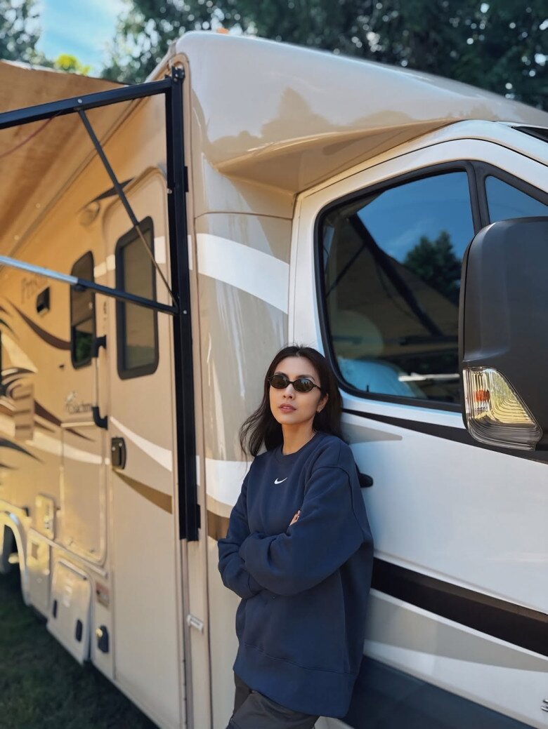 Thế nào là đỉnh cao phối đồ? Dâu hào môn Hà Tăng chỉ mặc áo với quần mà phối ra 1001 set đồ thu đông sang xịn - 1