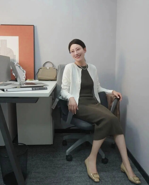 Lạnh này mặc gì đi làm? 20 outfit "ruột" của các blogger thời trang cao dưới 1m60 mà "hack" dáng như 1m70 - 7