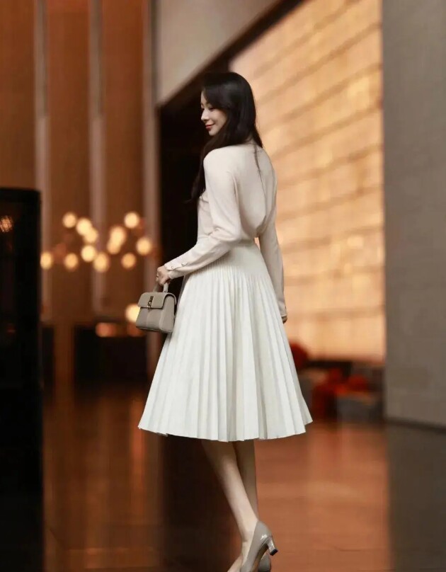 Lạnh này mặc gì đi làm? 20 outfit "ruột" của các blogger thời trang cao dưới 1m60 mà "hack" dáng như 1m70 - 6