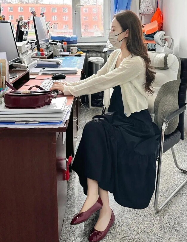 Lạnh này mặc gì đi làm? 20 outfit "ruột" của các blogger thời trang cao dưới 1m60 mà "hack" dáng như 1m70 - 10