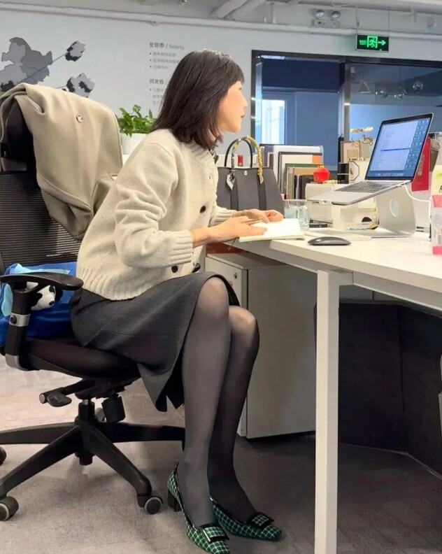 Lạnh này mặc gì đi làm? 20 outfit "ruột" của các blogger thời trang cao dưới 1m60 mà "hack" dáng như 1m70 - 13