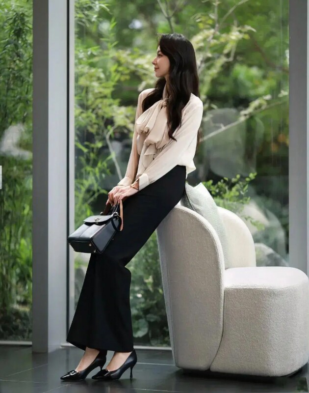 Lạnh này mặc gì đi làm? 20 outfit "ruột" của các blogger thời trang cao dưới 1m60 mà "hack" dáng như 1m70 - 16