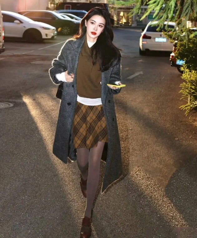 Lạnh này mặc gì đi làm? 20 outfit "ruột" của các blogger thời trang cao dưới 1m60 mà "hack" dáng như 1m70 - 18