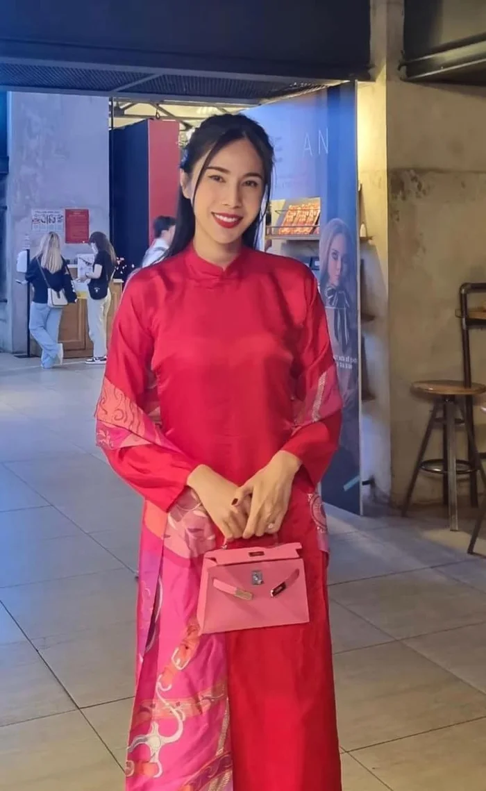 Đi xe sang, Thủy Tiên vẫn trung thành với mẫu túi hiệu dùng 10 năm chưa chán, từng mang lên xe khách về quê - 11