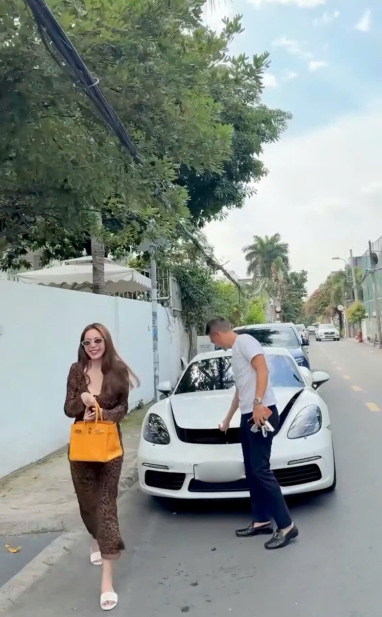 Đi xe sang, Thủy Tiên vẫn trung thành với mẫu túi hiệu dùng 10 năm chưa chán, từng mang lên xe khách về quê - 3