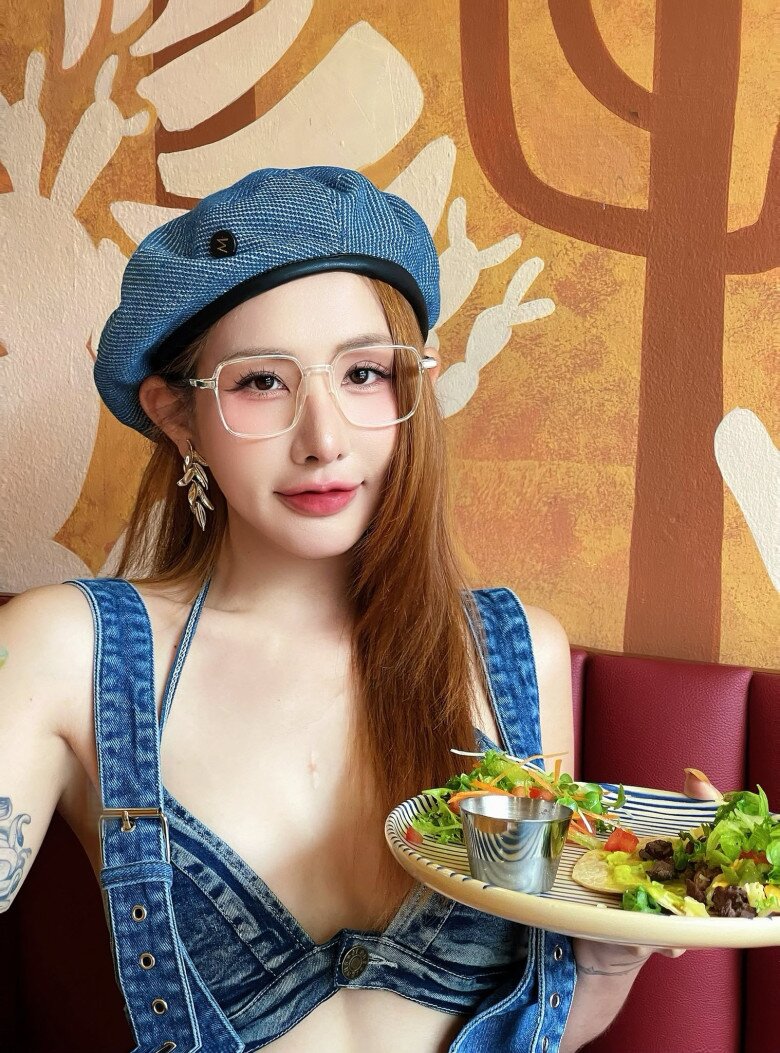 Tình cũ Đạt G hiện tại: Nhan sắc lạ lẫm hậu &#34;dao kéo&#34;, mặc khoét hở tận hông khoe body nóng bỏng - 7