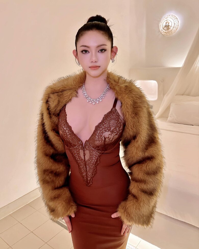 &#34;Tình địch 1 thời của Midu&#34; trùng tu toàn bộ nhan sắc, gây sốc với mốt không thấy nội y trưng trổ vòng một căng tràn - 4