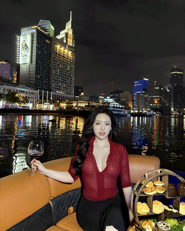&#34;Tình địch 1 thời của Midu&#34; trùng tu toàn bộ nhan sắc, gây sốc với mốt không thấy nội y trưng trổ vòng một căng tràn - 7