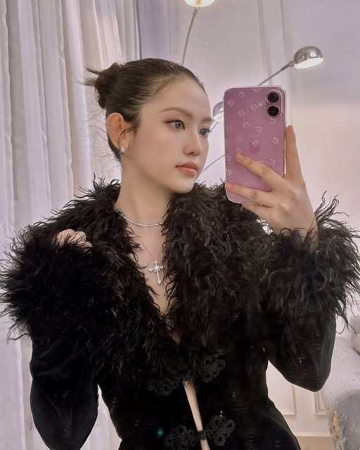 &#34;Tình địch 1 thời của Midu&#34; trùng tu toàn bộ nhan sắc, gây sốc với mốt không thấy nội y trưng trổ vòng một căng tràn - 11
