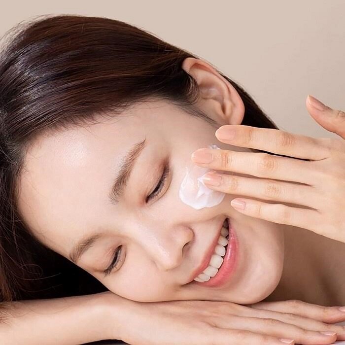 Trời sang thu da dễ bị khô, bôi kem dưỡng ẩm hay kem chống nắng trước mới đúng? Làm sai một bước &#34;tiêu tùng&#34; làn da - 1