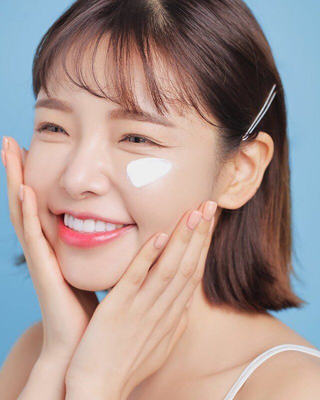 Trời sang thu da dễ bị khô, bôi kem dưỡng ẩm hay kem chống nắng trước mới đúng? Làm sai một bước &#34;tiêu tùng&#34; làn da - 2