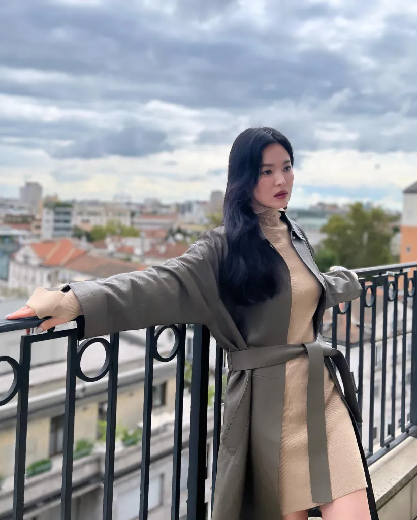Học ngay 3 “vũ khí thời trang” của Song Hye Kyo giúp phụ nữ tuổi 40 nâng tầm phong cách và khí chất chỉ trong tích tắc - 9