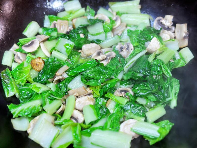 Loại rau giàu canxi đem xào với thứ này độ bổ dưỡng tăng lên nhiều lần, ai ăn cũng khen ngon - 3