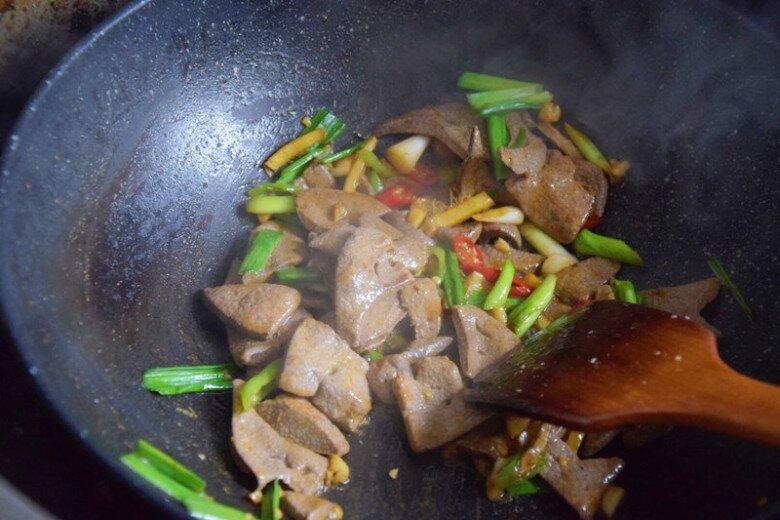 Bộ phận này của lợn vừa rẻ lại bổ, xào thế này mềm ngon, không tanh, ai cũng ăn chẳng còn thừa một miếng - 4