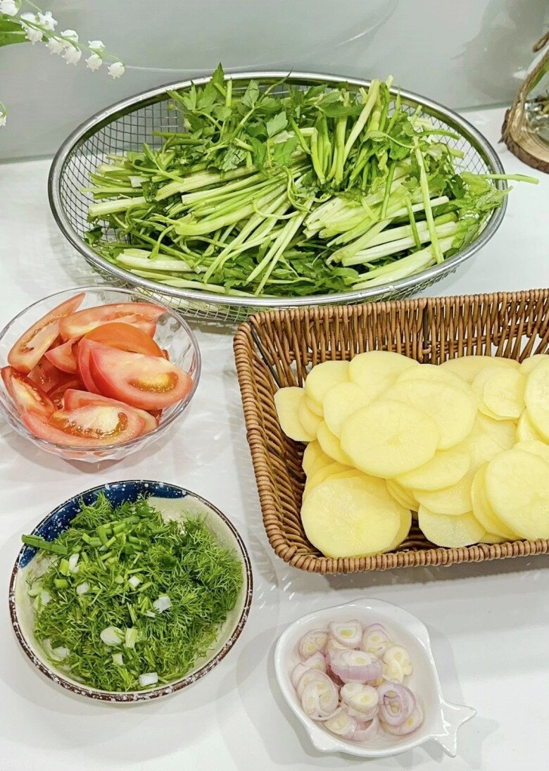 Cứ đến mùa rau cần lại &#34;hot&#34; món này, là đặc sản Thái Bình giờ chị em khắp nơi thi nhau nấu theo - 3