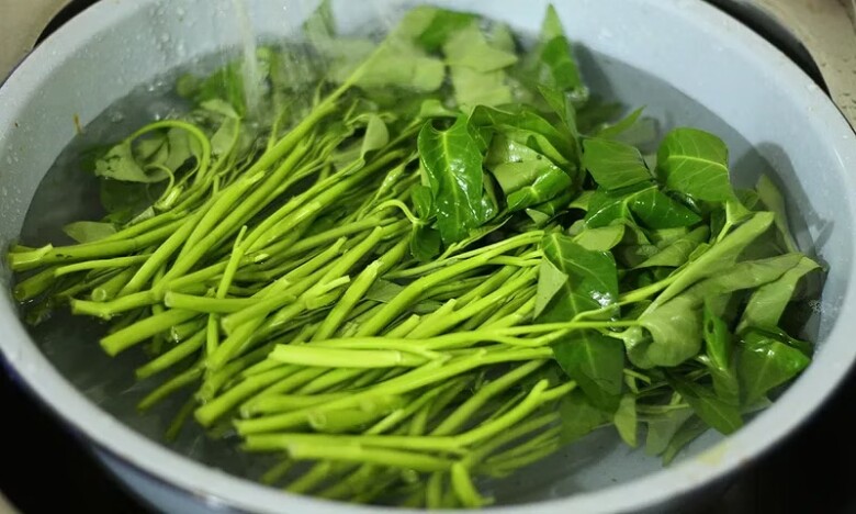 Dù xào rau gì, đừng cho ngay vào chảo, thêm 2 bước nữa rau xanh ngon ngọt, xanh mướt mắt - 2