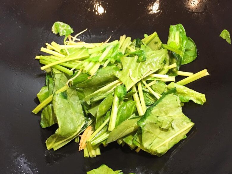 Hai rau này xào chung với nhau ăn ngon chẳng cần thêm thịt, lại rất tốt cho gan - 3