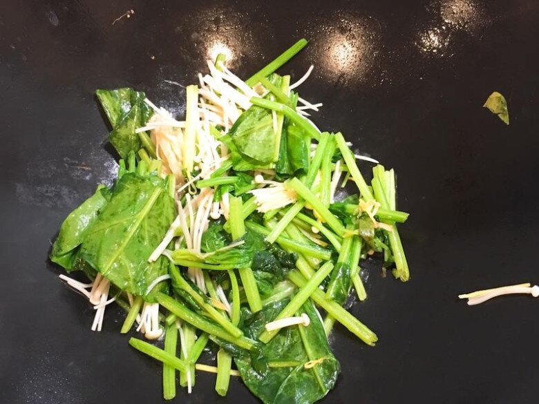 Hai rau này xào chung với nhau ăn ngon chẳng cần thêm thịt, lại rất tốt cho gan - 4