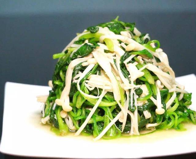 Hai rau này xào chung với nhau ăn ngon chẳng cần thêm thịt, lại rất tốt cho gan - 7