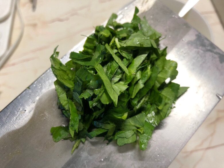 Ít ai biết lá này giàu dinh dưỡng hơn phần thân, đem xào với trứng vừa ngon lại đại bổ - 1