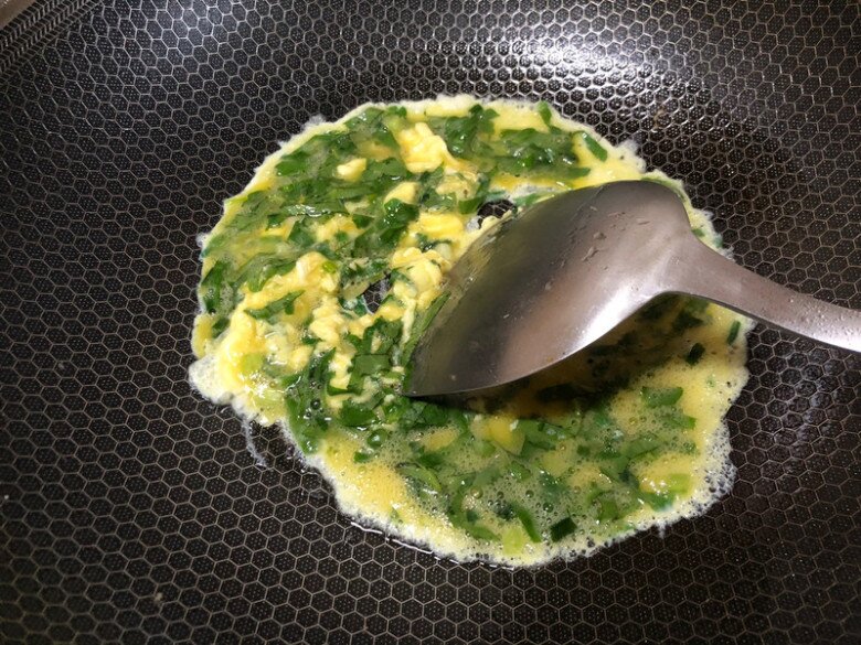 Ít ai biết lá này giàu dinh dưỡng hơn phần thân, đem xào với trứng vừa ngon lại đại bổ - 5