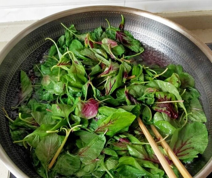 Lá này axit folic gấp 46 lần dưa chuột, giá rẻ bằng ½ rau muống, đem xào trứng vừa lạ miệng lại cực tốn cơm - 3