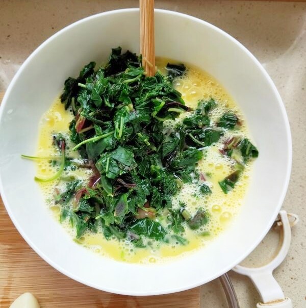 Lá này axit folic gấp 46 lần dưa chuột, giá rẻ bằng ½ rau muống, đem xào trứng vừa lạ miệng lại cực tốn cơm - 5