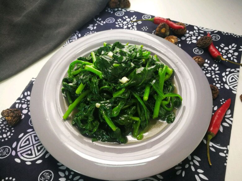 Lá này mệnh danh là "người khổng lồ xanh trong các loại rau", cực giàu canxi, đem xào tỏi rất trôi cơm - 4