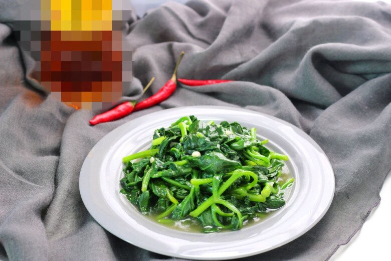 Lá này mệnh danh là "người khổng lồ xanh trong các loại rau", cực giàu canxi, đem xào tỏi rất trôi cơm - 5