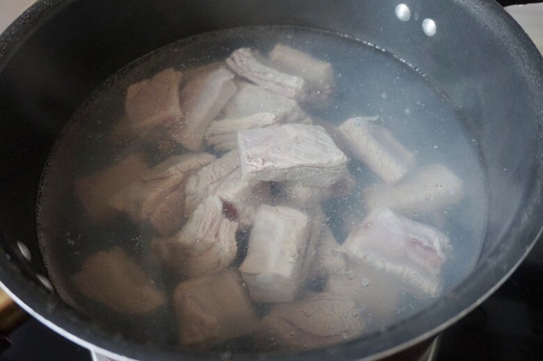 Làm sườn xào chua ngọt kiểu này nhớ nấu nhiều cơm, kẻo cả nhà ăn xong lại phải thòm thèm vì thiếu - 2