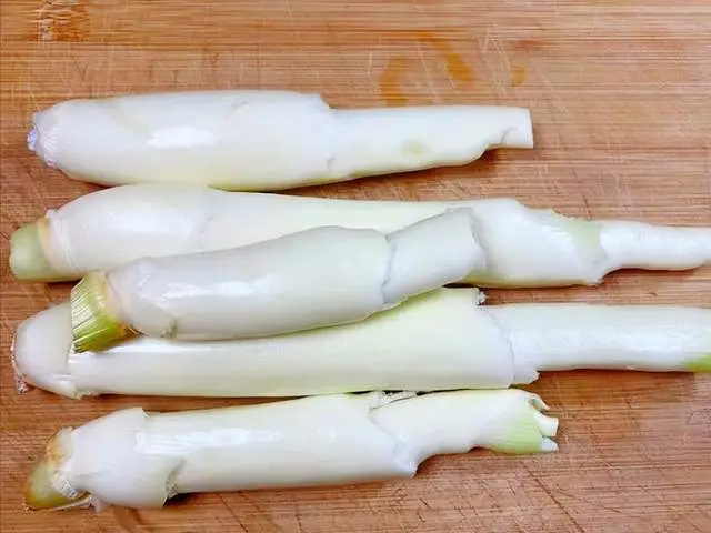 Loại củ mệnh danh là "nhân sâm nước", mọc từ bùn đất quê, nay là đặc sản ở thành phố, xào hay kho đều ngon - 2