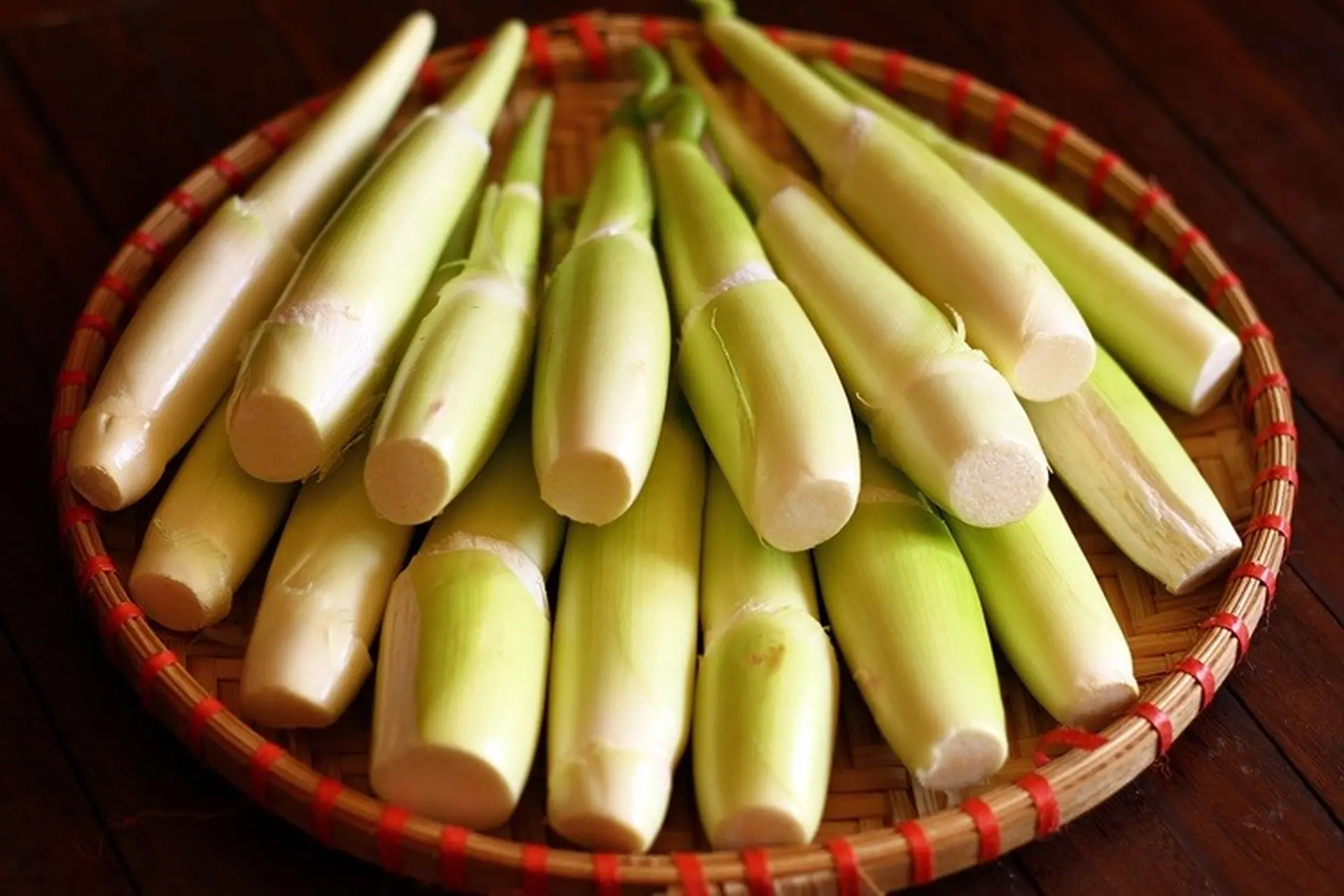 Loại củ mệnh danh là "nhân sâm nước", mọc từ bùn đất quê, nay là đặc sản ở thành phố, xào hay kho đều ngon - 1