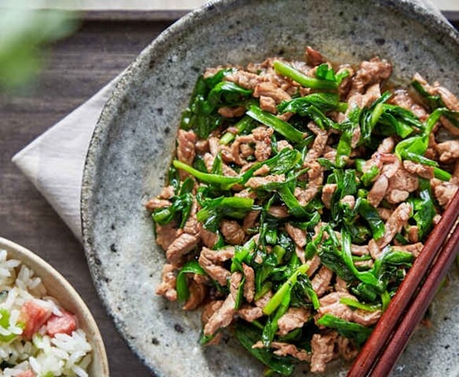 Loại lá mệnh danh là "rau của thận", lại còn tốt cho gan, đem xào thịt được món cực tốn cơm - 4