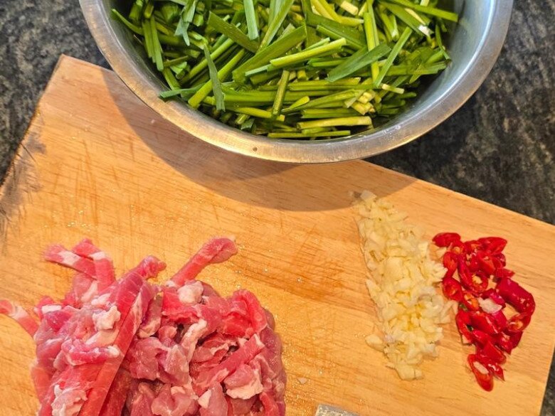 Loại lá mệnh danh là "rau của thận", lại còn tốt cho gan, đem xào thịt được món cực tốn cơm - 1