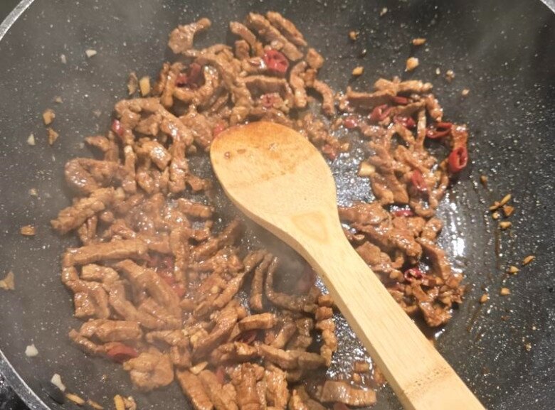 Loại lá mệnh danh là "rau của thận", lại còn tốt cho gan, đem xào thịt được món cực tốn cơm - 2