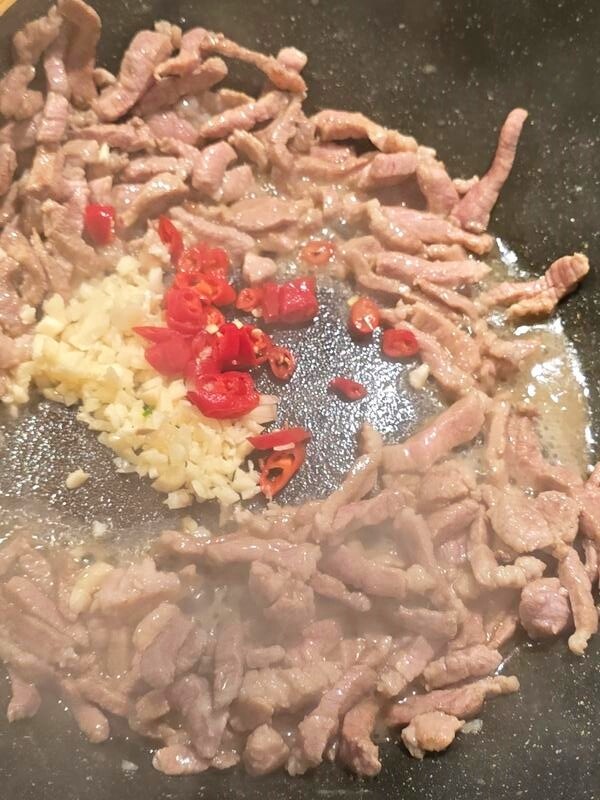 Loại lá mệnh danh là "rau của thận", lại còn tốt cho gan, đem xào thịt được món cực tốn cơm - 3