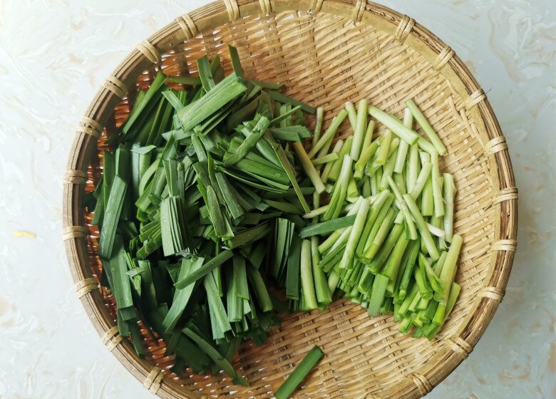 Loại lá mệnh danh là &#34;rau của thận&#34;, lại còn tốt cho gan, đem xào với trứng được món rẻ mà bổ dưỡng - 2