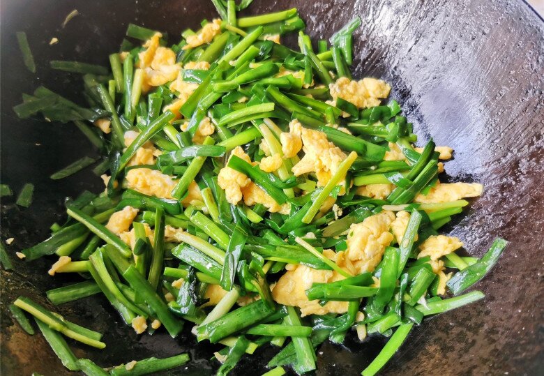 Loại lá mệnh danh là &#34;rau của thận&#34;, lại còn tốt cho gan, đem xào với trứng được món rẻ mà bổ dưỡng - 5