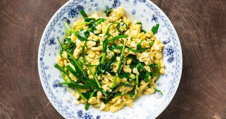 Loại lá mệnh danh là &#34;rau của thận&#34;, lại còn tốt cho gan, đem xào với trứng được món rẻ mà bổ dưỡng - 6