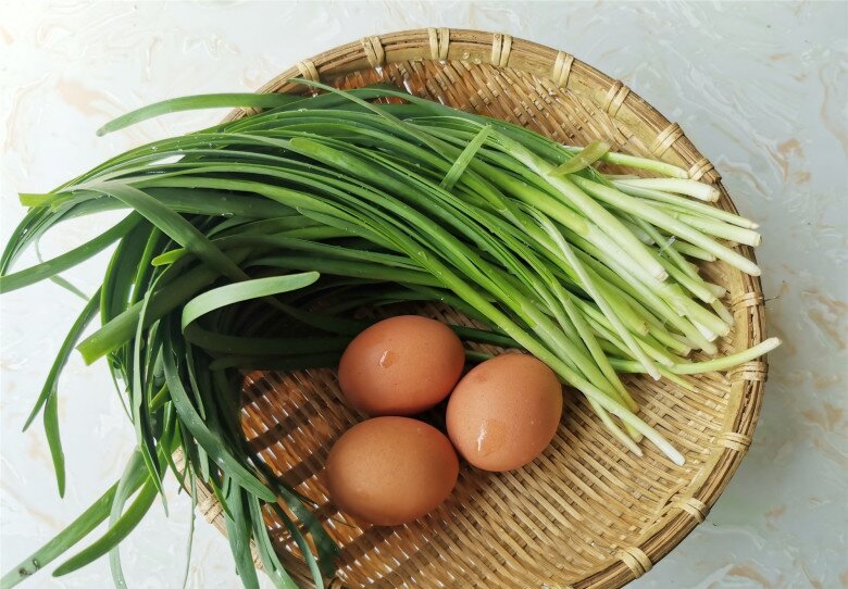 Loại lá mệnh danh là &#34;rau của thận&#34;, lại còn tốt cho gan, đem xào với trứng được món rẻ mà bổ dưỡng - 1