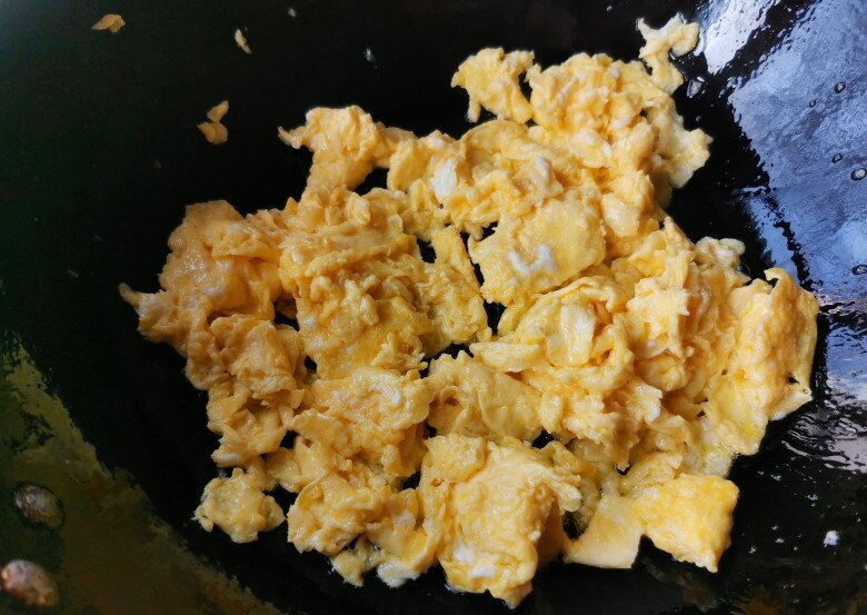 Loại lá mệnh danh là &#34;rau của thận&#34;, lại còn tốt cho gan, đem xào với trứng được món rẻ mà bổ dưỡng - 4