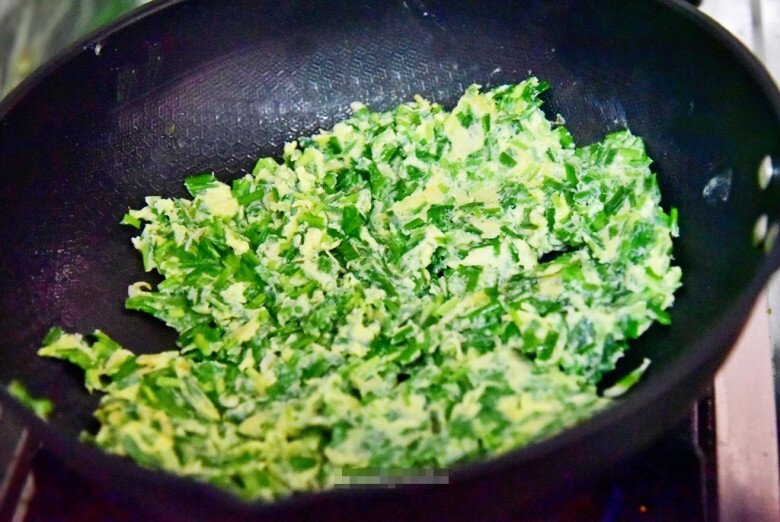 Loại lá mệnh danh là "rau của thận", lại còn tốt cho gan, đem xào với trứng được món siêu rẻ mà ngon bổ - 4