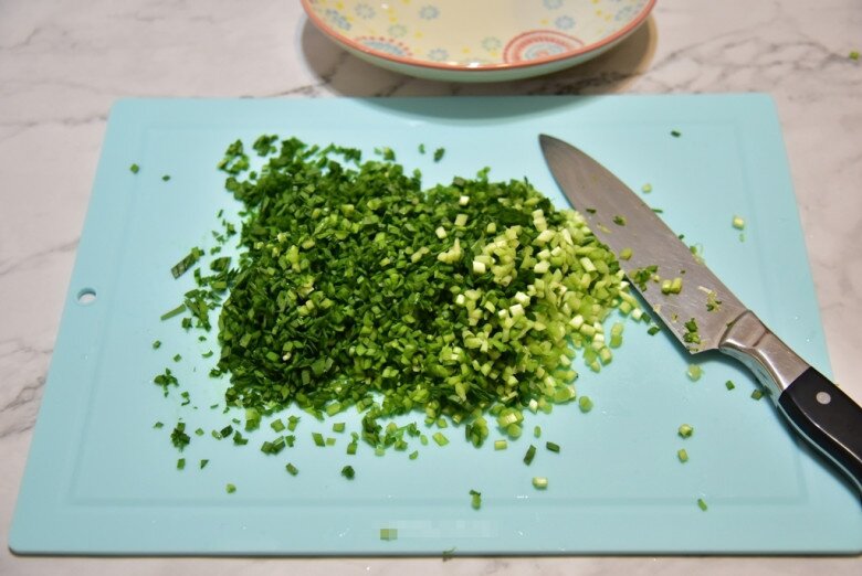 Loại lá mệnh danh là "rau của thận", lại còn tốt cho gan, đem xào với trứng được món siêu rẻ mà ngon bổ - 2