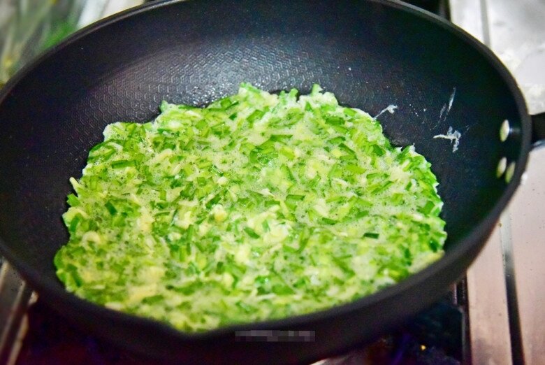 Loại lá mệnh danh là "rau của thận", lại còn tốt cho gan, đem xào với trứng được món siêu rẻ mà ngon bổ - 3