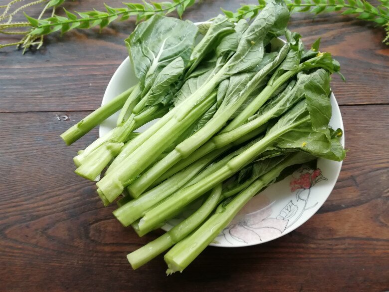 Loại rau rẻ tiền lại rất ngon, có lượng canxi gấp 5 lần cá, đem xào tỏi được món trôi cơm bất ngờ - 1