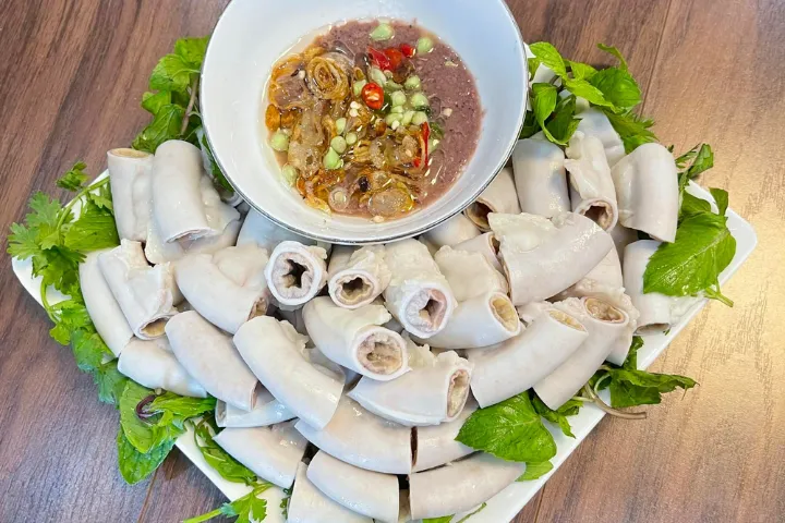 Luộc lòng lợn chỉ cần cho 1 loại gia vị này đảm bảo lòng trắng phau, giòn sần sật “đỉnh” ăn đứt nhà hàng - 4