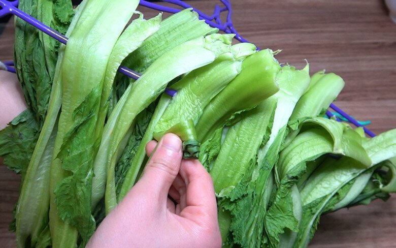 Muối dưa cải đừng chỉ cho muối, thêm một bước này dưa vừa nhanh giòn ngon, vàng ươm không bị màng hay khú - 2